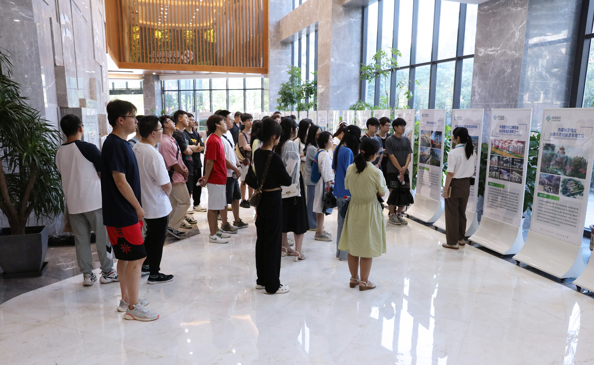 校企合作 | 东莞理工学院师生走进97622国际游戏股份参观交流